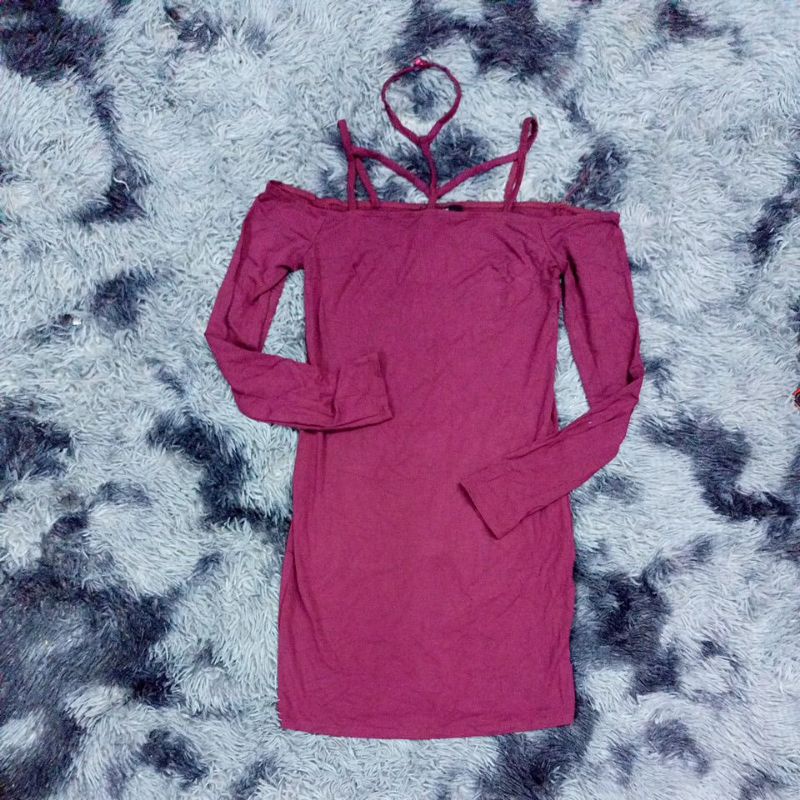 đầm body trễ vay dây chéo cổ