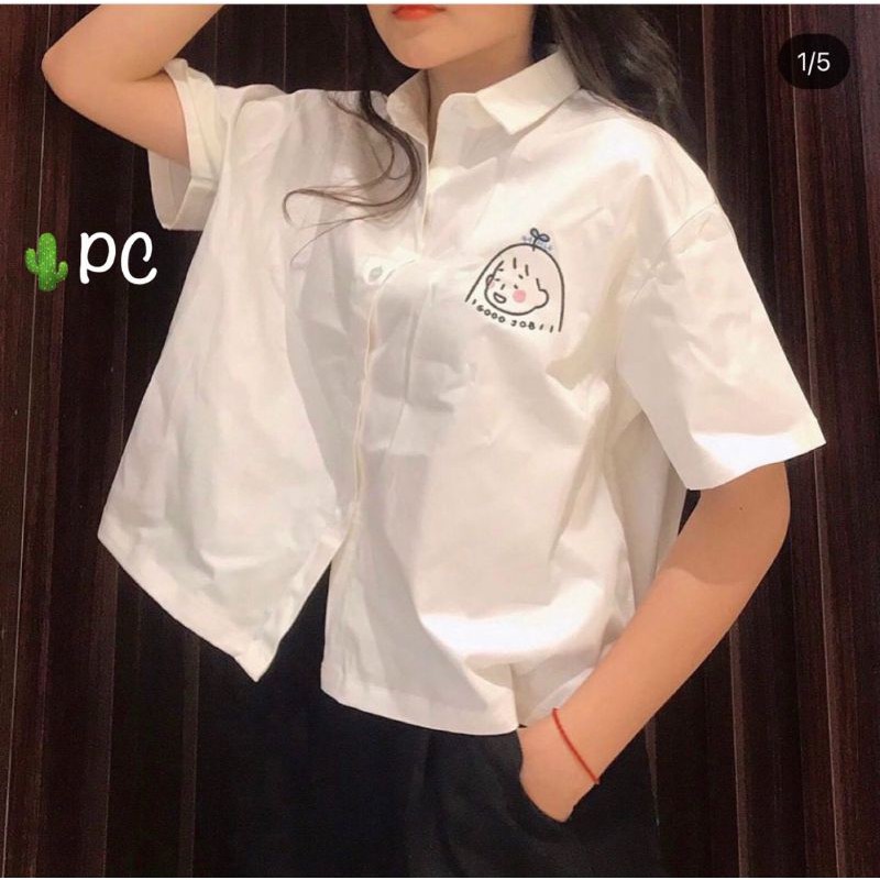 Áo sơ mi thêu icon phôm thoải mái.