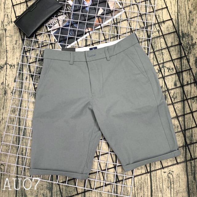 Quần short nam ngắn chất kaki thun co giản, có khoá kéo trước kèm hai túi sau phong cách trẻ trung.