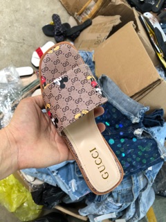 Dép mickey của năm