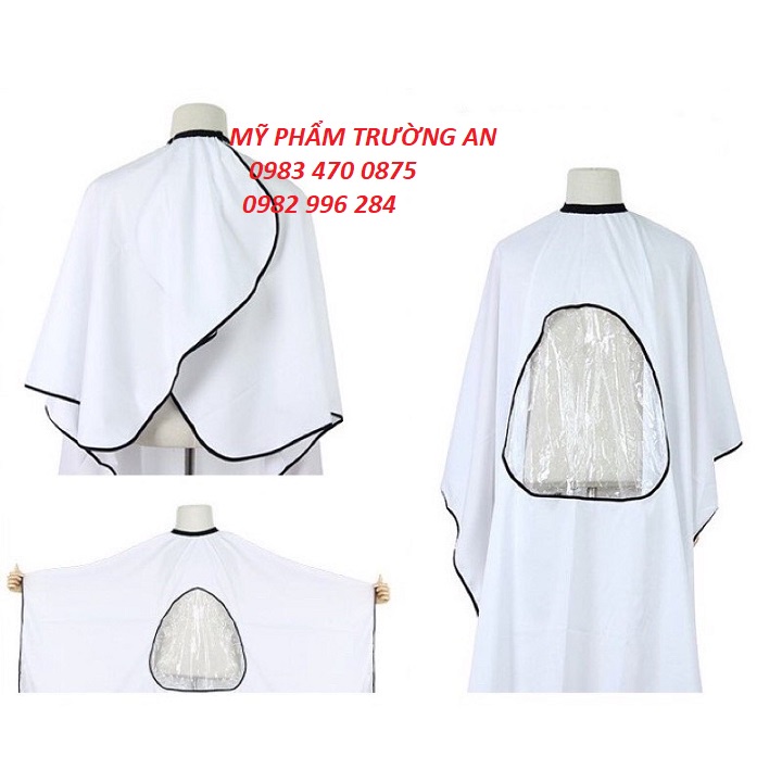 Áo choàng cắt tóc xem điện thoại