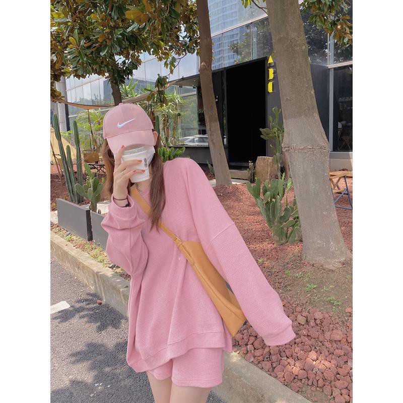 Bộ áo len tay dài cổ tròn và quần ngắn thời trang Hàn Quốc mới thịnh hành cho nữ | BigBuy360 - bigbuy360.vn