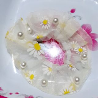 Cột tóc Scrunchies hoa cúc đính hạt
