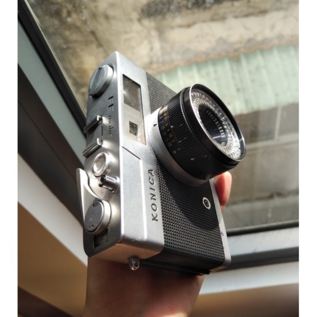 Máy ảnh film Konica EE dùng decor, trang trí hay đạo cụ