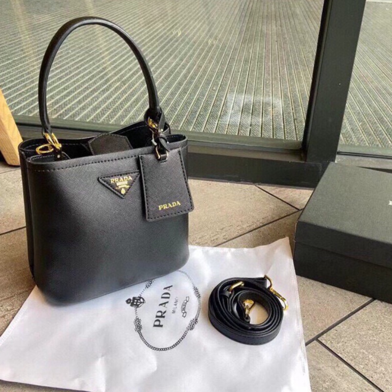 Túi Xách Prada Hình Tam Giác Màu Đen Sang Trọng