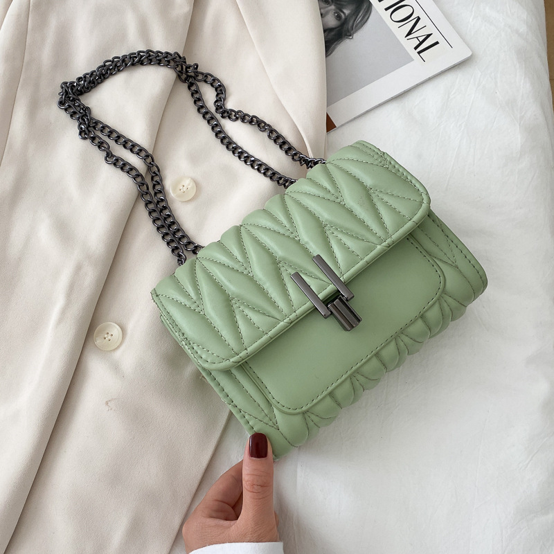 Túi Đeo Chéo Dáng Vuông Đính Đá Phối Dây Xích Sang Trọng Sành Điệu