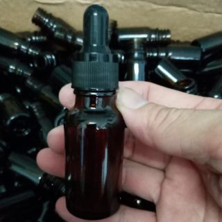 Combo 100 chai thủy tinh 10ml màu nâu, dạng đầu bóp nhỏ giọt, đầu bóp đen, khoen đen có răng cưa, giá 400.000 đồng.