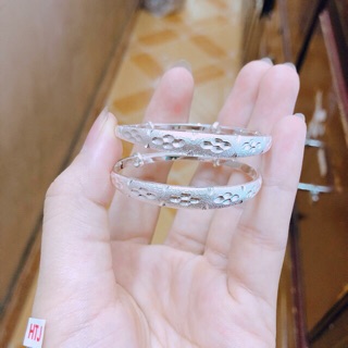 Lắc bạc chạm khắc rất tinh tế và dày dặn ^^