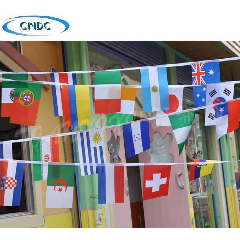 Dây cờ các nước (cờ dây) gồm 100 lá cờ các quốc gia dài 25m