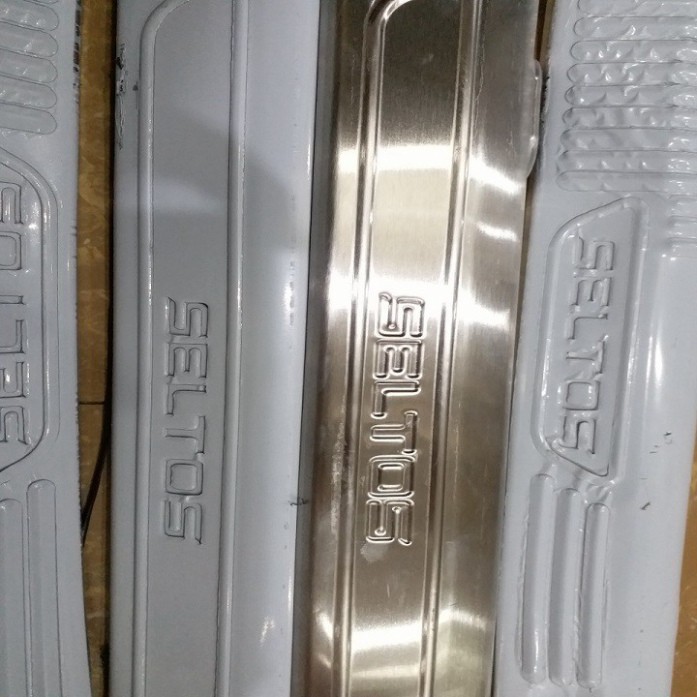 Ốp bậc giẫm trong ngoài INOX xe KIA SELTOS tặng kèm keo hai mặt khi mua đủ bộ ốp bậc trong và ngoài