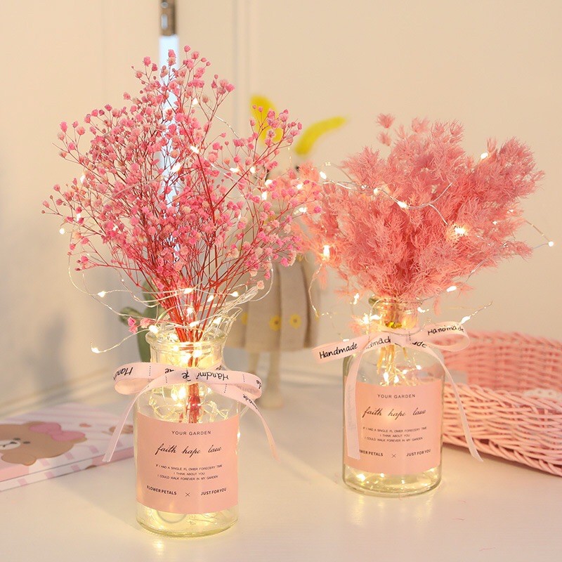 Bình hoa khô được làm từ hoa tự nhiên đã qua xử lý kèm dây điện và nơ