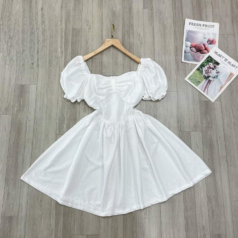 Đầm xòe cổ vuông tay phồng nhíu ngực.