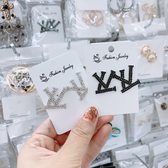 Hoa tai LV gắn đá