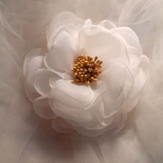 Hoa cài áo thủ công cao cấp- Hoa size 10cm chất liệu voan organza- Màu trắng bồng bềnh như mây