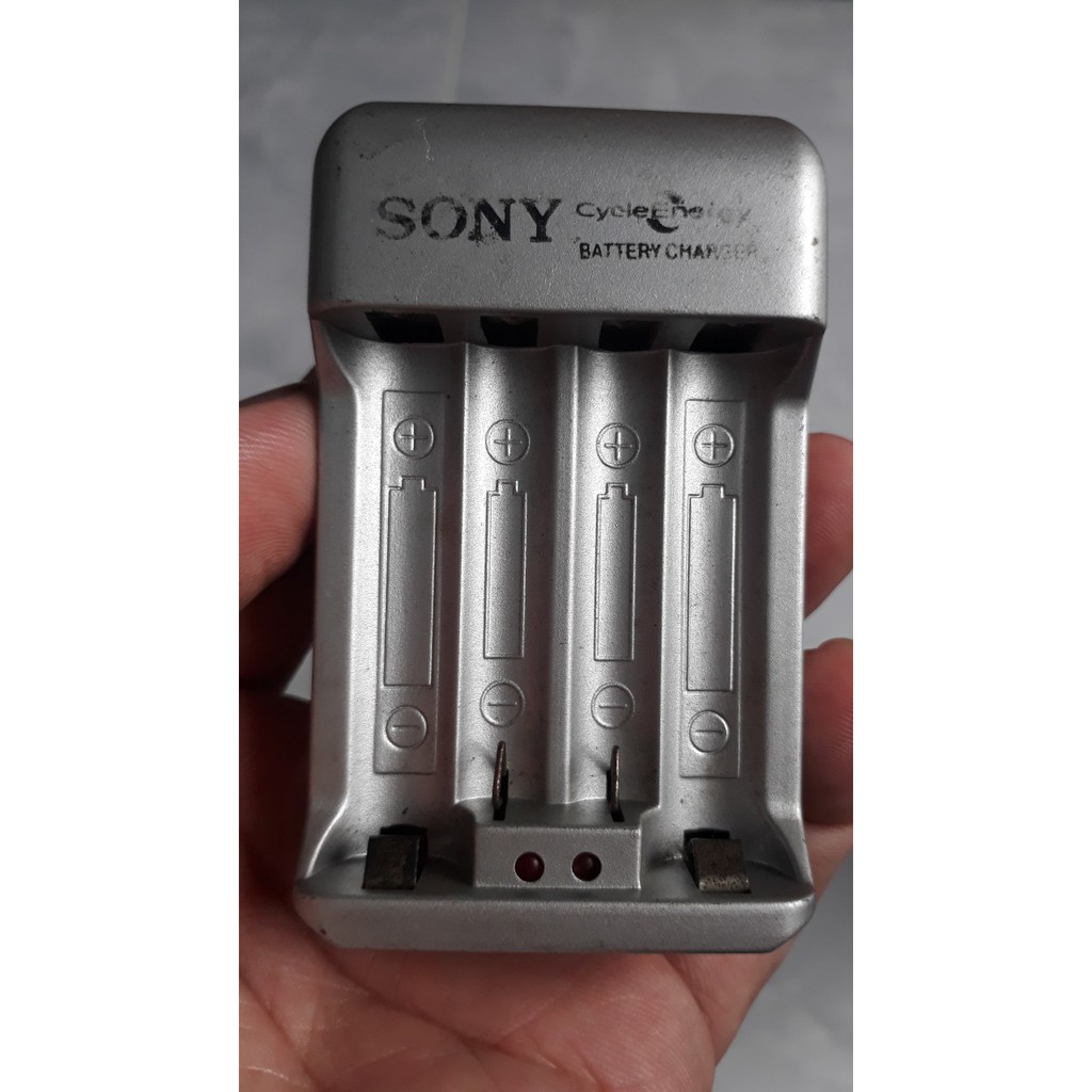 Adaptor sạc pin hiệu Sony màu xám