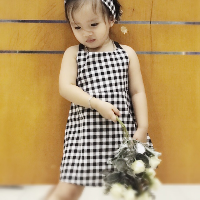 Đầm hở lưng bé gái