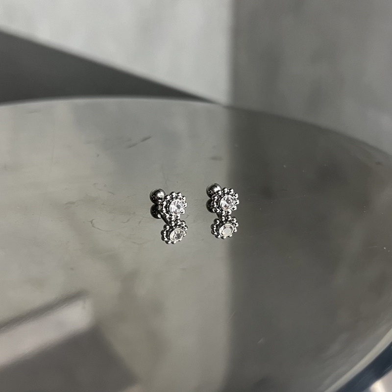 Khuyên tai thép y tế đính đá zircon lấp lánh