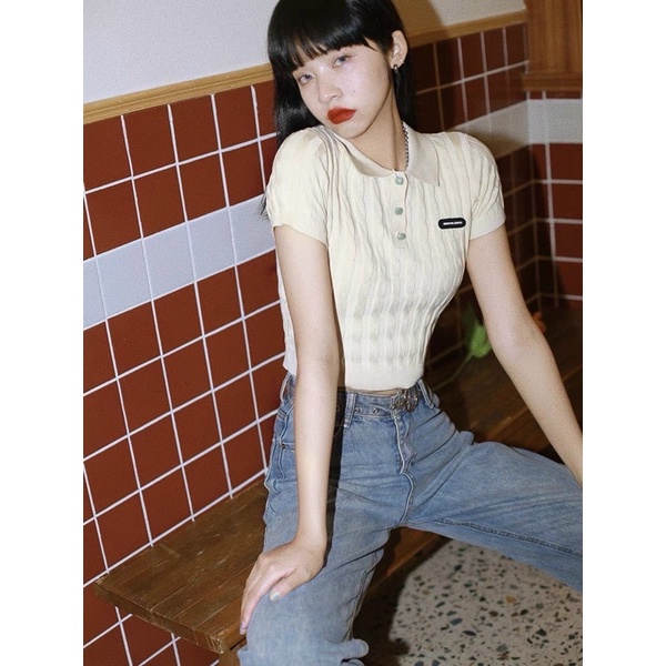 Áo len cổ bẻ dáng len bo ôm sát tag đính ngực hoạ tiết xoắn thừng