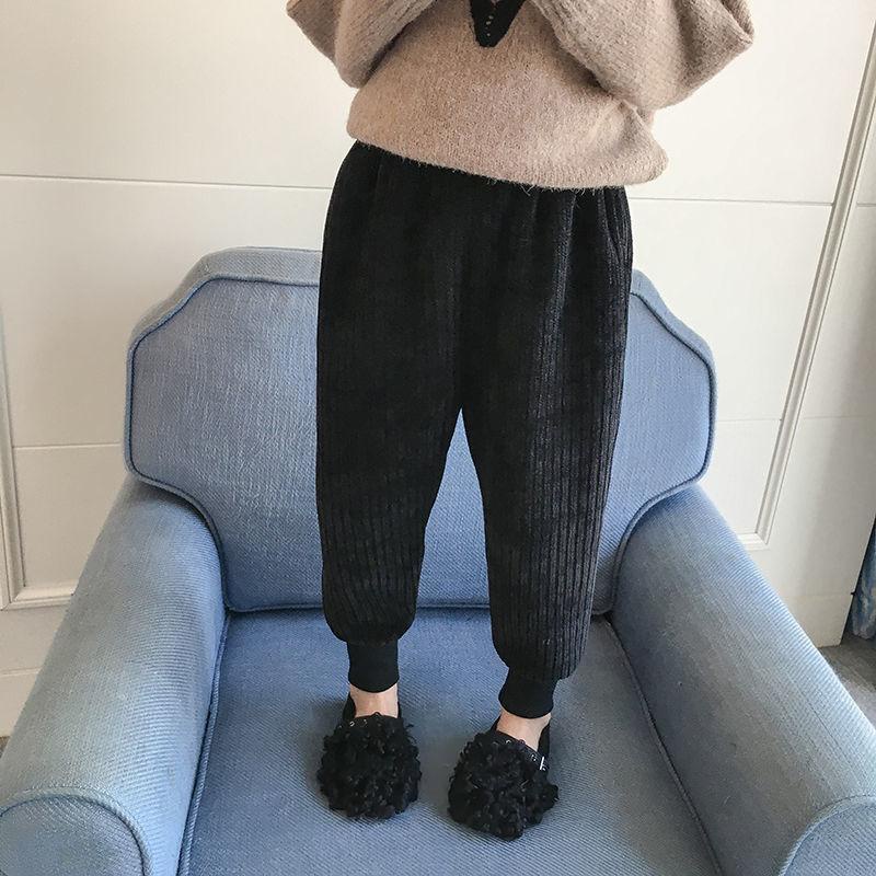 Quần dài kiểu dáng thoải mái dễ phối đồ cho bé