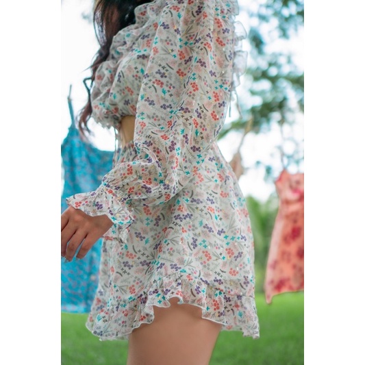 Roseberry - Playsuit xoè tay dài cổ V Floral Ruffle Playsuit vải tơ ánh kim gold | BigBuy360 - bigbuy360.vn