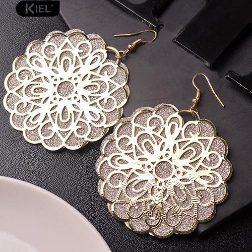 Bông tai kiểu móc hình tròn lớn khắc họa tiết dân tộc cổ điển