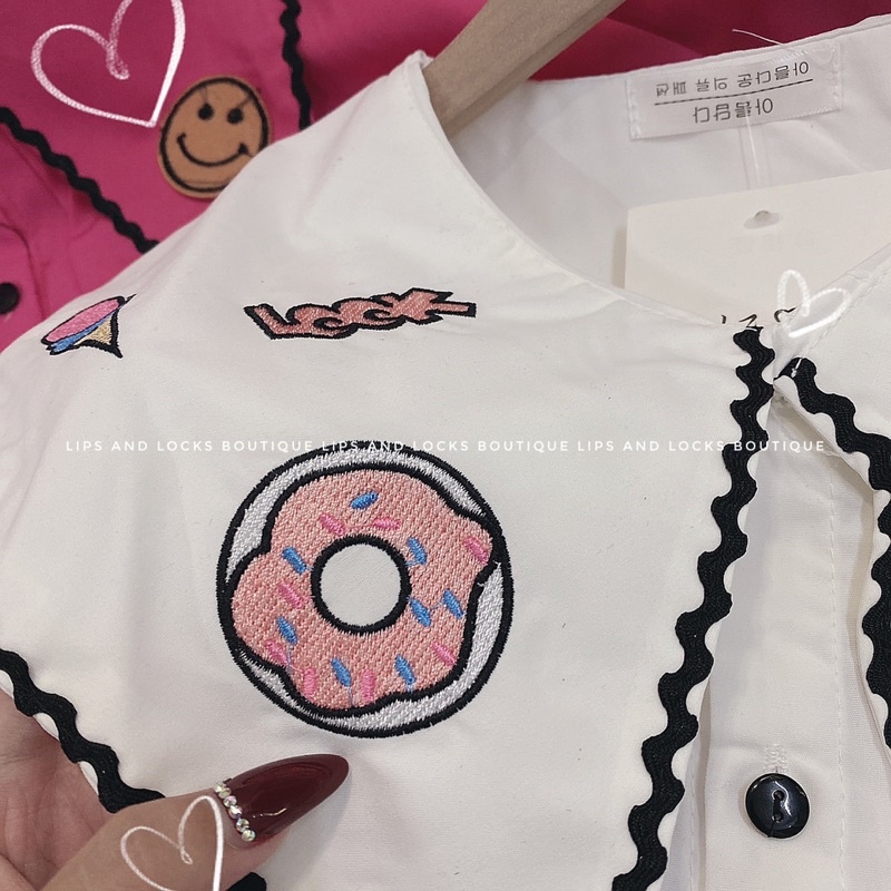 ÁO SƠ MI DÁNG XOÈ CỔ BÈO THÊU STICKER - HÌNH THẬT