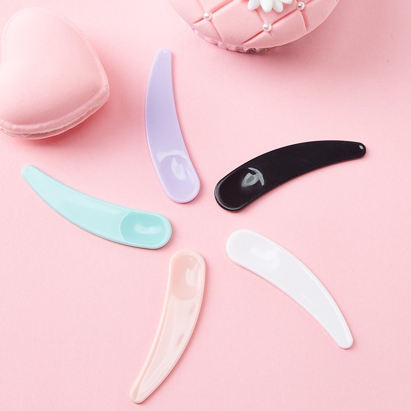 10Pcs DIY Disposable Curved Spoon Makeup Cosmetic Tools / Makeup Mask Cream Spoon for Make Up Face Accessories/ Beauty Scoop for Facial Cosmetic / Eye Cream Stick Make Up Face Beauty Tool