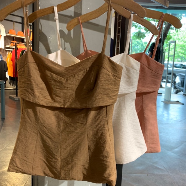 Áo kiểu 2 dây được sản xuất bằng chất liệu linen, thoáng mát cực kì. Áo có dây điều chỉnh dài ngắn tuỳ ý người mặc.