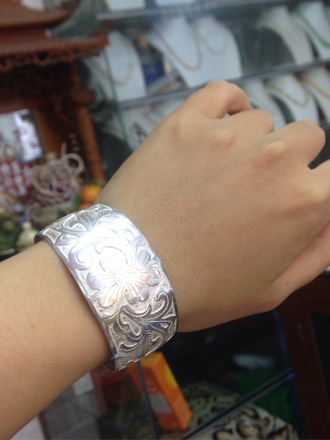 Vòng tay hoa bạc ta liền