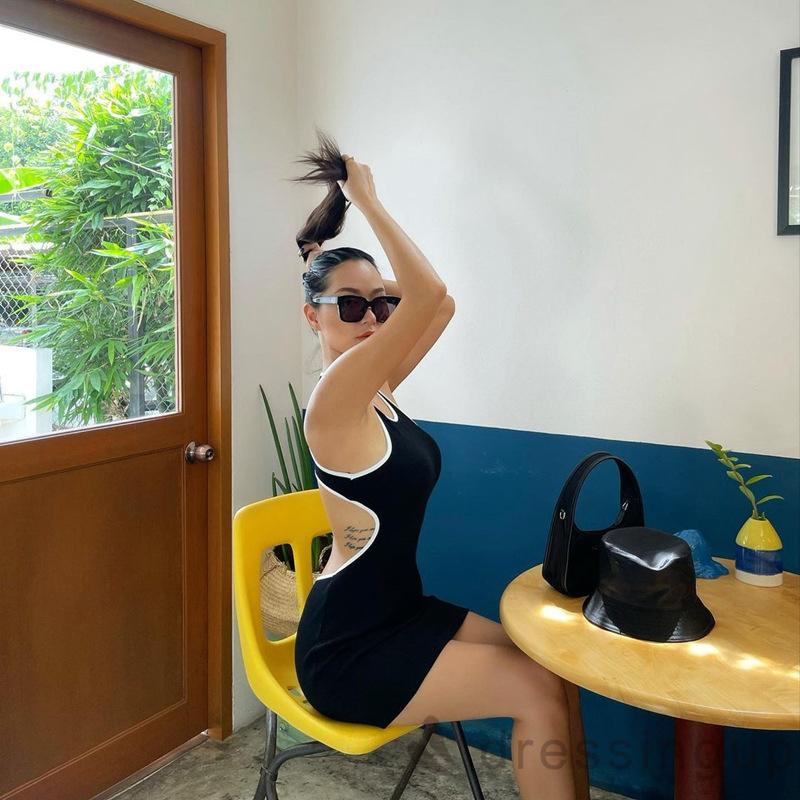 Đầm Sát Nách Cổ Tròn Thiết Kế Xẻ Quyến Rũ