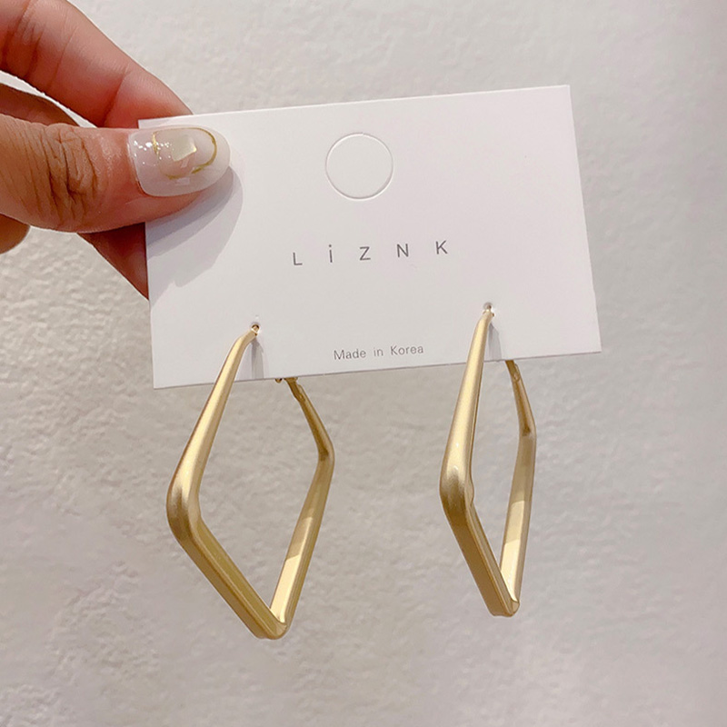 Khuyên tai thời trang kiểu vuông sang trọng dễ phối đồ