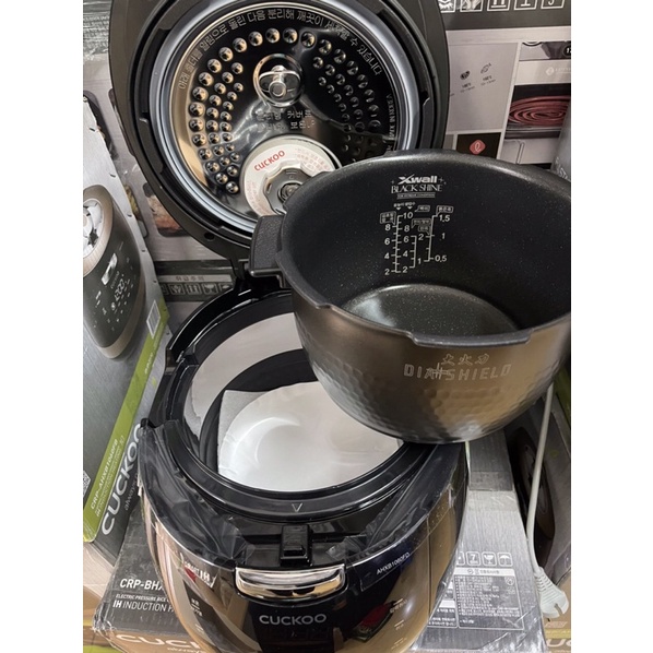 Nồi cơm điện Cao tần Cuckoo CRP-BHXB 0660FD 1.08L Bảo hành 24 tháng