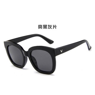Kính chữ V còn màu đỏ