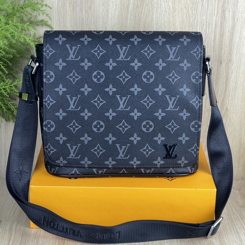 Túi Đeo Chéo Nam Size 25cm Kiểu Túi Messenger Đựng Được Máy Máy Tính Bảng 11 inch - LV4400