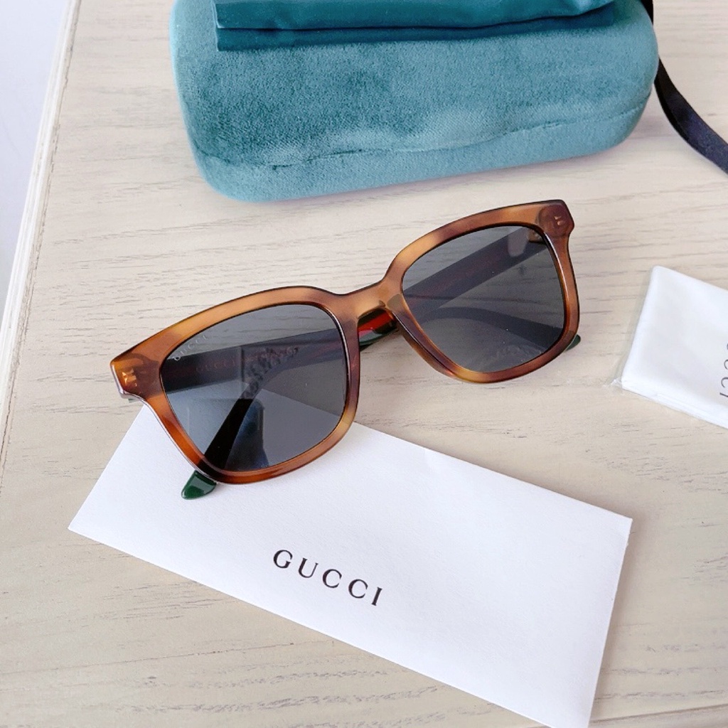 Kính mát Gucci viền havana, mắt xám, càng kính kẻ sọc xanh đỏ GG0847SK 004