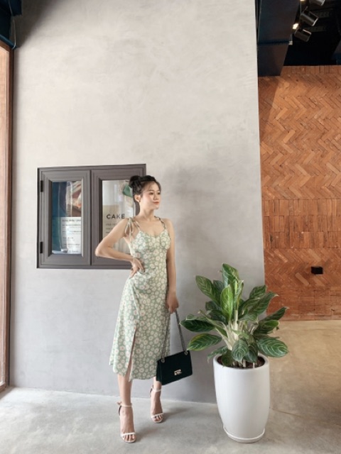 Váy hoa cúc 2 dây xẻ tà