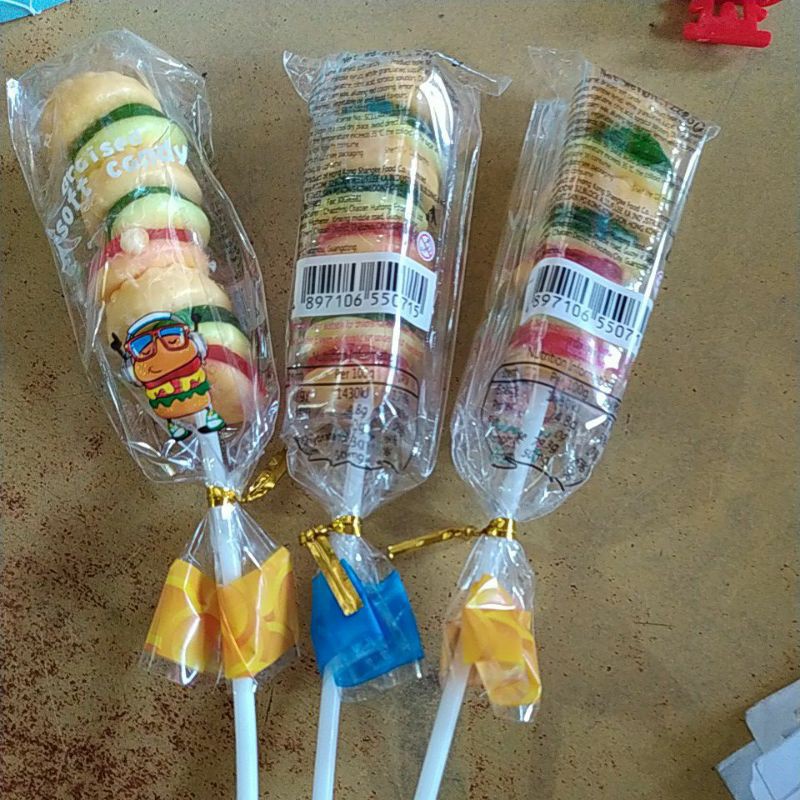 Xách 60 que kẹo dẻo xiên cực ngon