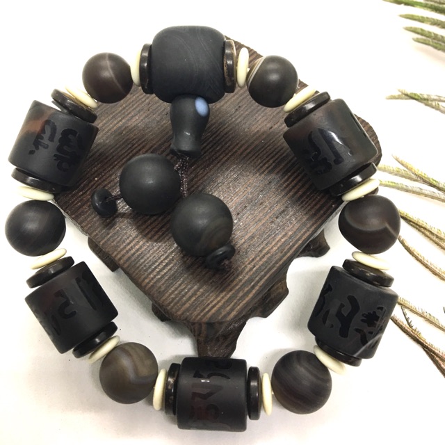 Vòng tay phong thủy khắc chữ Om Mani Padme Hum Tây Tạng