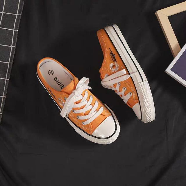 WAMT10K - giảm 10k cho đơn bất kì Giày sục thể thao nữ thêu hoa cúc kèm chữ ký A333 | BigBuy360 - bigbuy360.vn