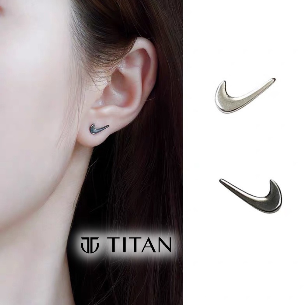 Khuyên tai nam nữ logo Nike Swoosh, bông tai unisex thời trang cá tính 2 màu bạc đen không gỉ Titan shop
