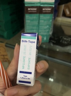 Hộp băng dính lụa silk tape (12 cuộn 1.25* 4)