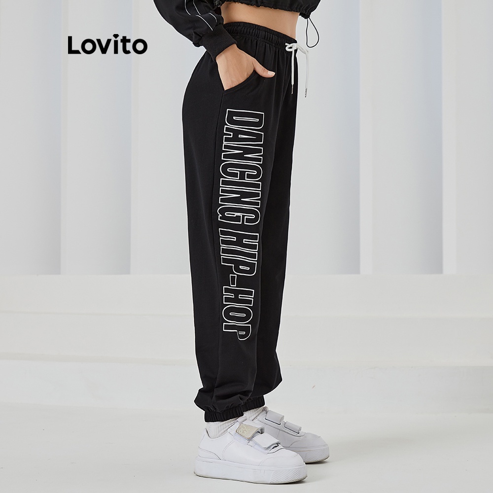 Quần jogger thể thao Lovito ống suông dài rộng cạp cao họa tiết chữ phối dây rút L04065 (Màu đen)