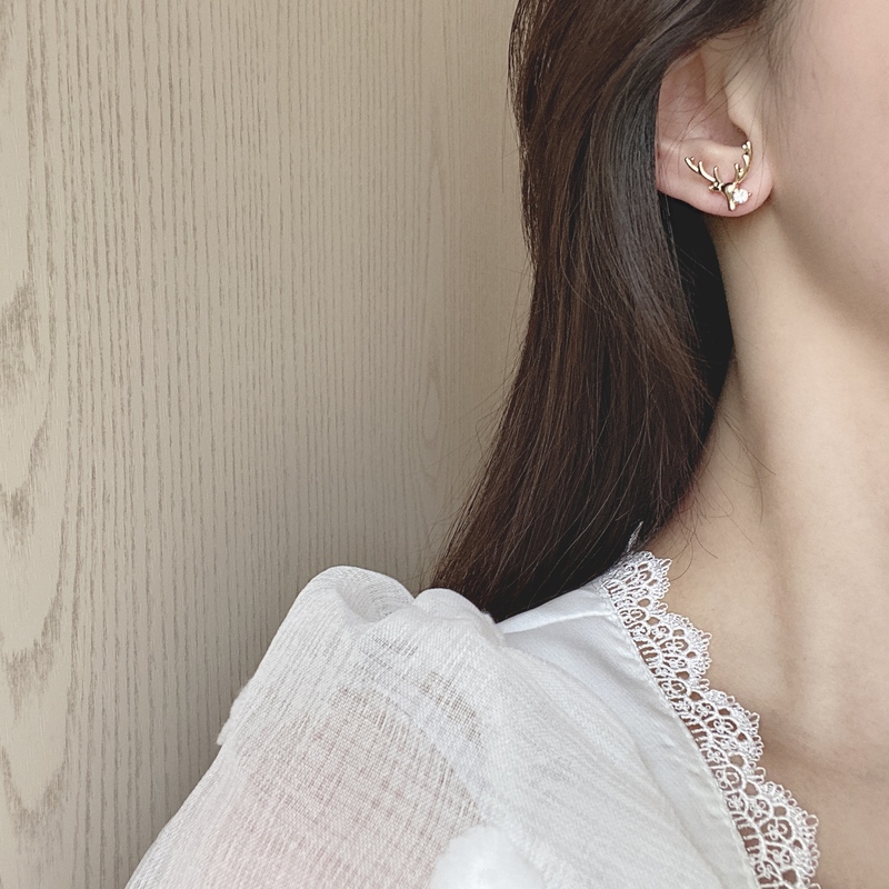 Khuyên tai họa tiết hươu dễ thương