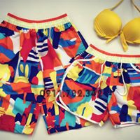 Cặp quần đôi nam nữ mặc đi biển họa tiết nhiều màu sặc sỡ kèm áo bikini nữ