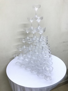 Ly liền đế xếp tháp ly đám cưới