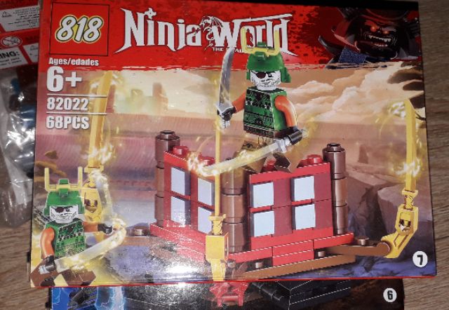 Lắp ráp 1 hộp LegoNinja 82022 có nhiều chi tiết bằng nhựa ABS rất đẹp