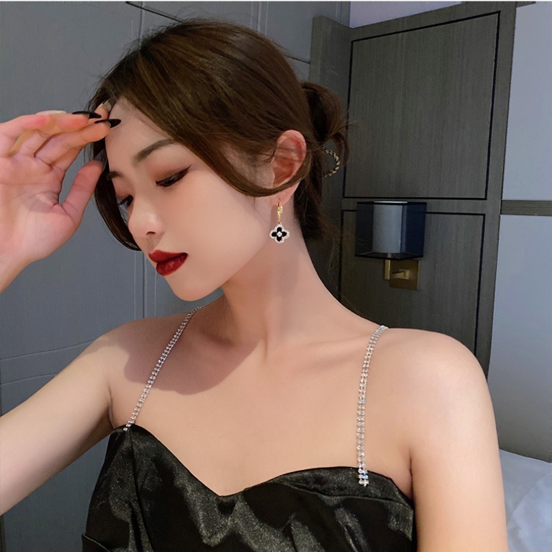 Bông Tai Hình Cỏ Ba Lá Màu Đen Thời Trang Thanh Lịch Cho Nữ