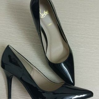 Giày đen Louboutin 9p
