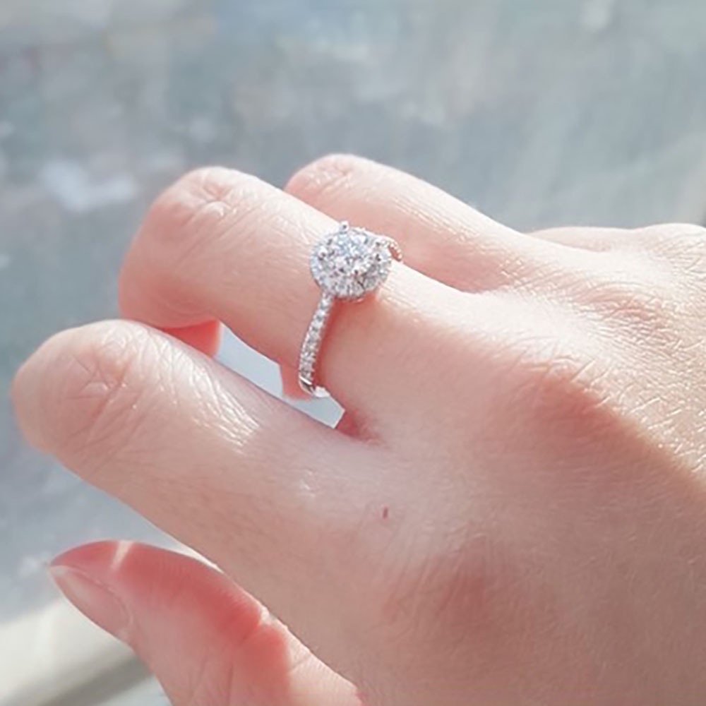 Nhẫn nữ đính đá tròn và đá tấm xung quanh