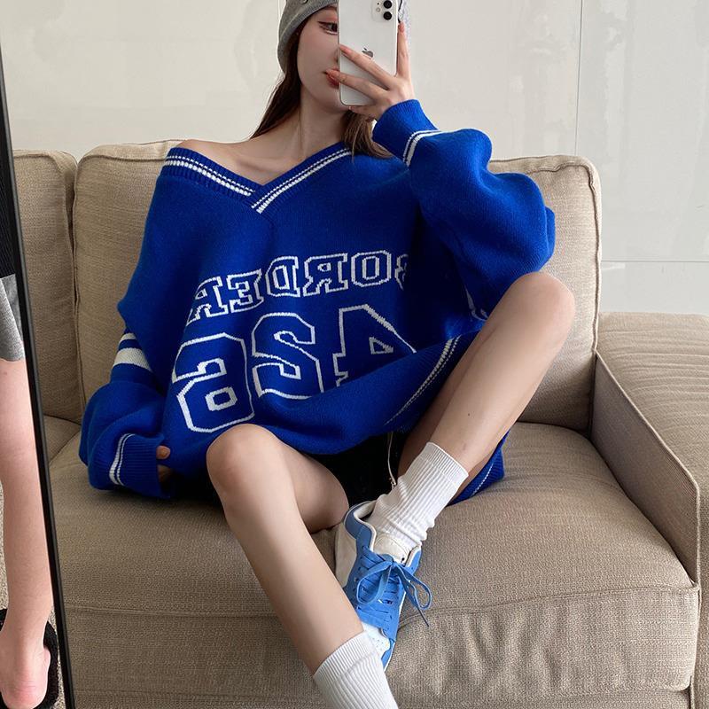 Áo sweater dáng rộng cổ chữ v in chữ màu xanh dương phong cách Hàn Quốc thời trang thu đông mới cho nữ